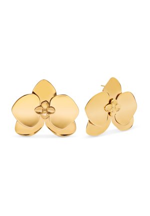 Boucles d'oreilles clous en forme de fleur dorée avec cinq pétales lisses et un détail central texturé, présentées sur fond blanc.