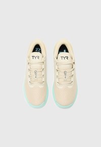 Beżowe buty sportowe z siateczkową cholewką i jasnoniebieską podeszwą, z zapięciem na sznurowadła oraz logo TYR na języku i boku.