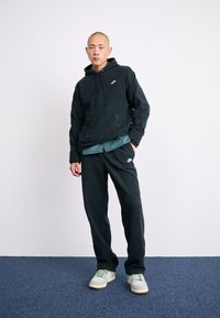 Nike Sportswear CLUB WINTERIZED PANT - Trainingsbroek - black/white