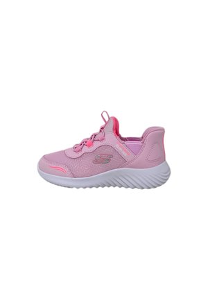 Sneaker rosa Skechers con tomaia in mesh e materiale sintetico, suola bianca imbottita, design con lacci e logo sul lato e sulla linguetta.