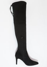 Černé nadkolenní sukně boty z semiše s špičatou špičkou, bočním zipem, štíhlým vysokým podpatkem a nastavovací šňůrkou na zadní části.
