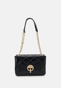 Čierna prešívaná kožená kabelka so zlatým reťazovým popruhom, s okrúhlym zámkom na zapínanie. Kompaktný obdĺžnikový tvar so hladkým povrchom.