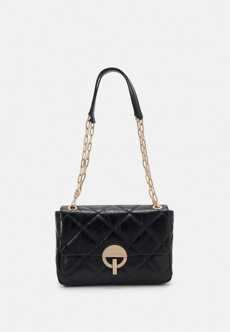 Borsa a tracolla nera in pelle trapuntata con una catena dorata, caratterizzata da un dettaglio a chiusura circolare. Forma rettangolare compatta con una texture liscia.