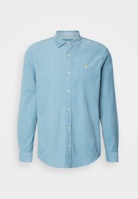 Camicia azzurro chiaro con bottoni realizzata in tessuto testurizzato. Presenta un colletto, maniche lunghe e un piccolo logo giallo sul petto.