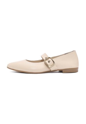 Bailarinas beige con punta redondeada, tira al tobillo con hebilla dorada, parte superior de cuero suave y tacón bajo marrón.