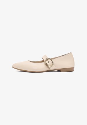 Beige Ballerinas mit runder Zehenpartie, einem Knöchelriemen mit goldener Schnalle, Obermaterial aus glattem Leder und niedrigem braunem Absatz.