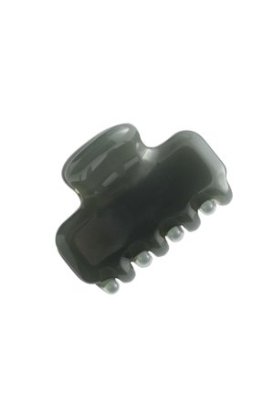 Glanzende donkergrijze kunststof haarspeld met afgeronde tanden en een brede grip.