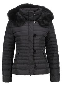 Černá péřová bunda s kapucí lemovanou umělou kožešinou, horizontálním prošíváním, dvěma bočními kapsami na zip a zapínáním na patentky.