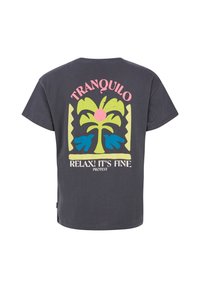 T-shirt gris foncé avec un graphisme coloré d'un palmier, deux oiseaux bleus, et le texte "TRANQUILO" et "RELAX ! C'EST BIEN" au dos.