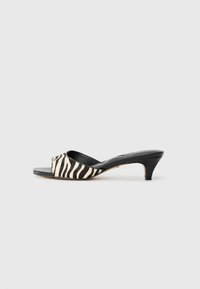 HAEDEN - Heeled mules - white/black