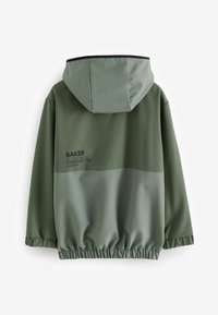 Giacca verde con cappuccio e design bicolore, con una parte superiore più scura e una parte inferiore più chiara. Orlo elasticizzato e marchio discreto sul retro.