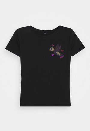 Svart bomull T-skjorte med korte ermer. Har flerfarget brodert fugledesign og små hjerter på venstre side. Klassisk passform.