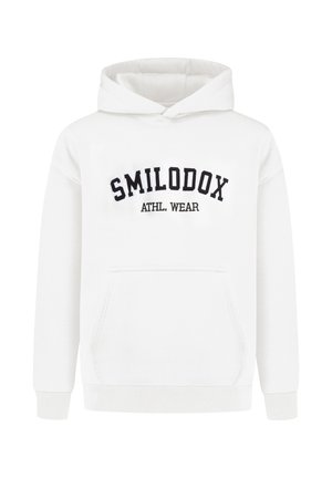 Bílá mikina s kapucí, která má přední kapsu, žebrované manžety a lem, a černý výšivkový nápis "SMILODOX ATHL. WEAR" na hrudi.