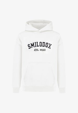 Bílá mikina s kapucí, která má přední kapsu, žebrované manžety a lem, a černý výšivkový nápis "SMILODOX ATHL. WEAR" na hrudi.
