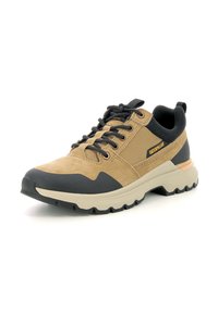 Sneaker in suede e mesh beige con accenti neri, suola in gomma, punta arrotondata e design con lacci. Presenta il logo di lato e un tallone texturizzato.