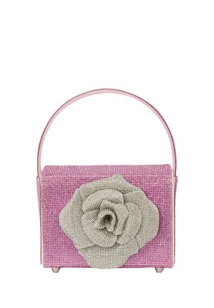 Roze handtas met een gestructureerde strass bedekking, voorzien van een grote zilveren rozenversiering aan de voorkant en een dunne roze handgreep.