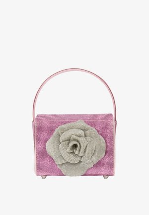 Sac à main rose avec un revêtement en strass texturé, présentant un grand ornement en rose argenté à l'avant et une fine poignée rose.