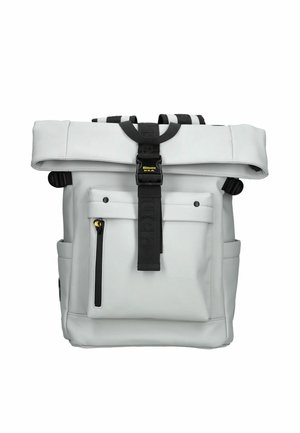 Sac à dos blanc en matériau synthétique durable, avec des bretelles noires, une fermeture en rouleau, une poche zippée à l'avant et des poches en maille sur les côtés.