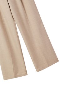 Pantaloni beige a gamba larga in tessuto leggero e testurizzato con un leggero lucido; presentano orli ben rifiniti e un aspetto sartoriale.