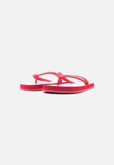 Tongs rouges avec semelles intérieures à motif blanc et bretelles marquées "DSQUARED2", présentées sur un fond clair uni.