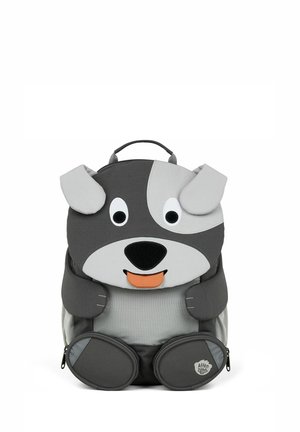 Kinderrucksack gestaltet als grauer Hund mit hängenden Ohren, großen Augen, einer schwarzen Nase und einer herausgestreckten orangenen Zunge.