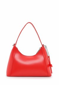 Bolso de mano sintético rojo con una silueta redondeada, textura suave, bandolera única y un detalle de cadena plateada en el cierre de cremallera.