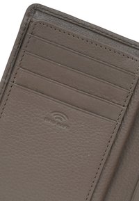 Interno di un portafoglio in pelle marrone con più scomparti per carte, design impresso "RFID Safe" e superficie liscia e strutturata.