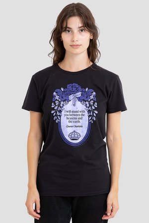 Junge Frau mit welligem braunem Haar, trägt ein schwarzes T-Shirt mit einem lila Blumenrahmen und einer Krone. Der Text zeigt ein Zitat von Queen Charlotte.