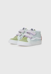 Baskets haute en daim vert et bleu clair avec des bandes velcro, semelles en caoutchouc blanc et un accent orange à l'arrière.