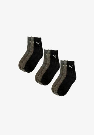 Drei Paar Knöchelsocken, wobei jedes Set eine schwarze Socke und zwei graue Socken umfasst, die ein weißes Puma-Logo nahe dem Bund aufweisen.
