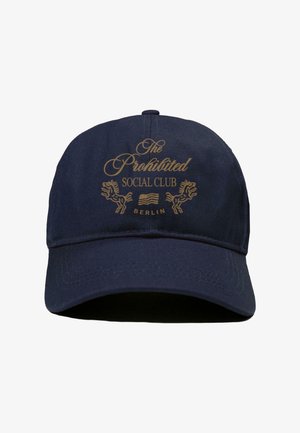 Marineblauwe baseballcap met gouden tekst: "De Verboden Sociale Club" en twee leeuwontwerpen, van stevige stof met een gebogen klep.