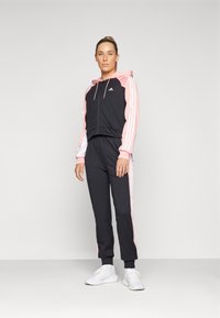 adidas Sportswear BOLDBLOCK TRACKSUIT - Tuta - black/semi pink spark