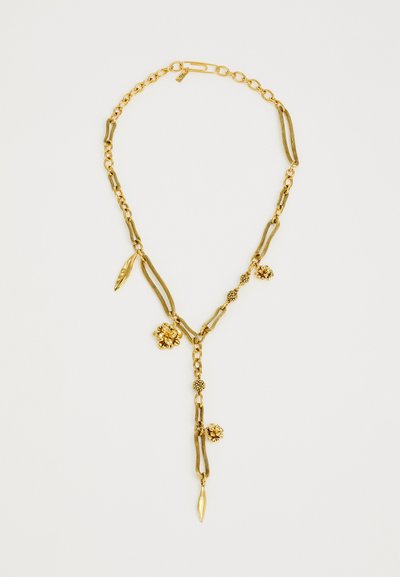 Collier en or avec des maillons de chaînage allongés, des accents texturés, des charms floraux et un détail de pendentif effilé.
