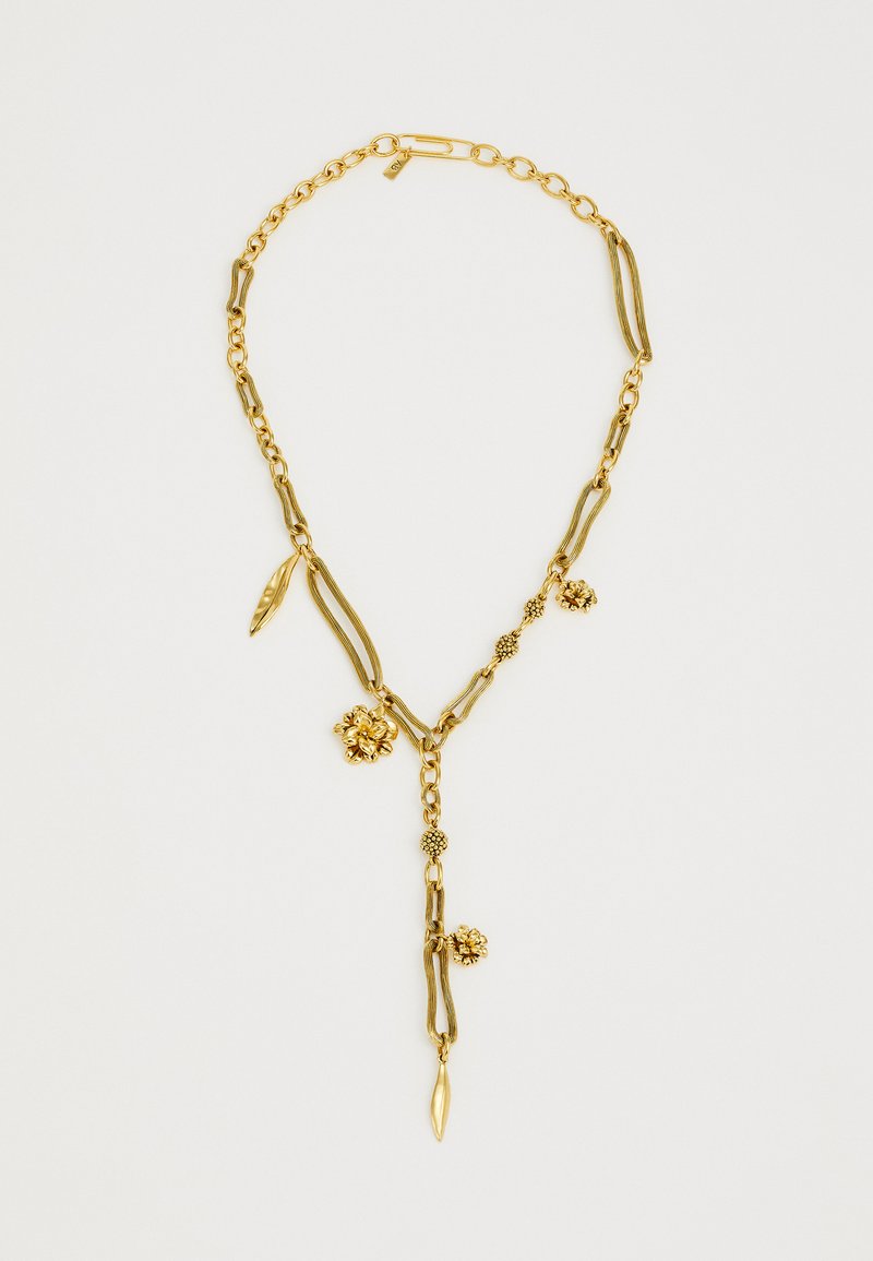 Złoty naszyjnik z wydłużonymi ogniwami łańcucha, teksturowanymi akcentami, kwiatowymi charmsami oraz zwężającym się detalem zawieszki.