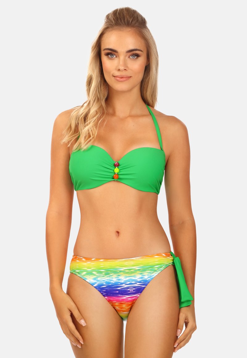 Zielony bikini z dekoltem w kształcie serca i trzema dekoracyjnymi guzikami, w zestawie z wielokolorowymi majtkami typu bikini z wiązaniem po bokach, zdobionymi wzorem fal.