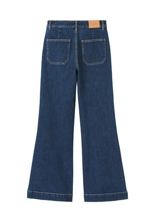 Jean large en denim foncé. Présente une taille haute, deux poches arrière et une étiquette en cuir à la taille. Ourlet propre sans effet délavé.