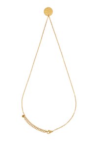 Collier en chaîne dorée avec un pendentif rond texturé. La chaîne est délicate avec des maillons de tailles variées et un fermoir à pince.