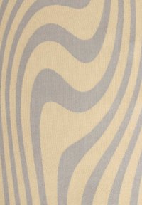 Textil mit beigem Hintergrund, das fließende, wellenförmige Muster in gedämpftem Grau zeigt. Weiche Textur mit einem subtilen, zeitgenössischen Design.