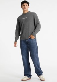 Guess Jeans Pulover - grau