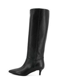 Stivale in pelle nera fino al ginocchio con punta affusolata e tacco kitten basso, texture liscia e dettagli di cucitura minimi.