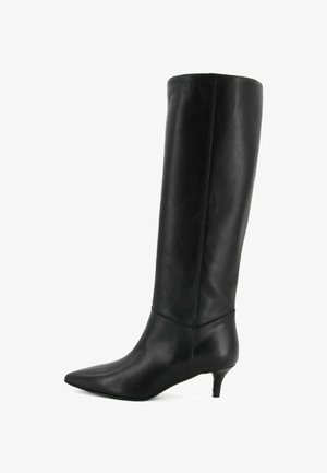 Stivale in pelle nera fino al ginocchio con punta affusolata e tacco kitten basso, texture liscia e dettagli di cucitura minimi.