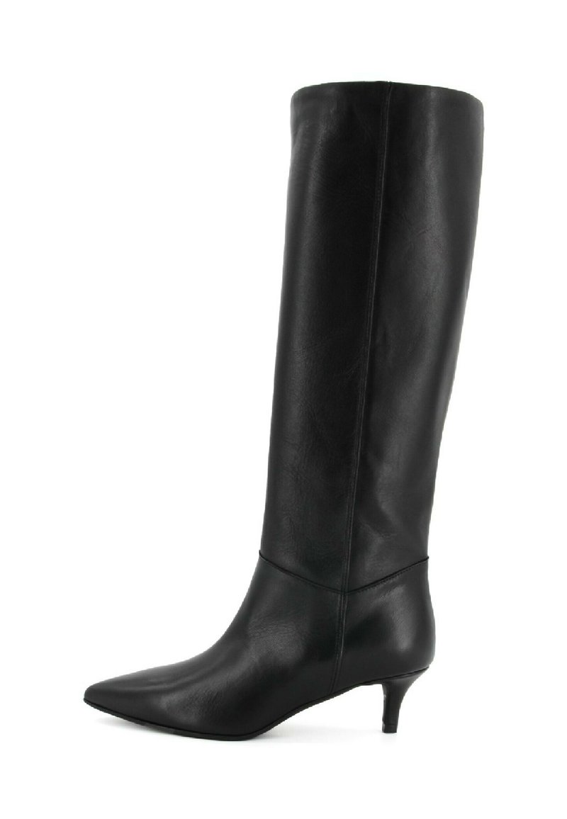 Stivale in pelle nera fino al ginocchio con punta affusolata e tacco kitten basso, texture liscia e dettagli di cucitura minimi.