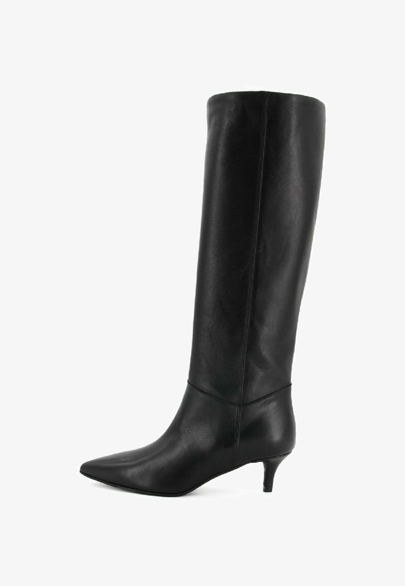 Stivale in pelle nera fino al ginocchio con punta affusolata e tacco kitten basso, texture liscia e dettagli di cucitura minimi.