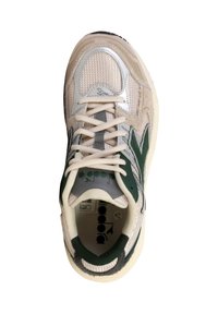 Sneaker leggera con tomaia in rete e suede nei toni beige e verde. Chiusura con lacci, suola in gomma e dettagli con logo.