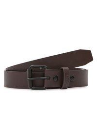 Ceinture en cuir marron avec une texture lisse et une boucle en métal noir. Comprend une boucle marquée et un design à extrémité effilée.