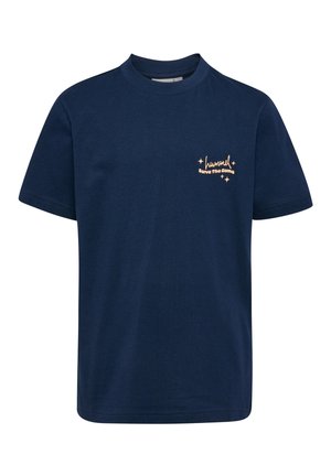 Marineblaues T-Shirt mit kurzen Ärmeln, einem kleinen beigen "hummel save the game"-Logo und Sternakzenten auf der linken Brust.
