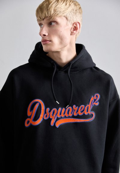 Schwarzer Hoodie aus Baumwolle mit gesticktem "Dsquared²"-Logo in Orange und Blau auf der Vorderseite, mit Kordelzugkapuze und gerippten Bündchen.