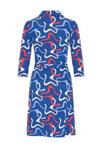 Värikäs mekko kauluksella, jossa on sinistä kangasta ja pyöriviä kuvioita punaisella, valkoisella ja vaaleansinisellä. Pitkät hihat, vyötäröllä vyö.