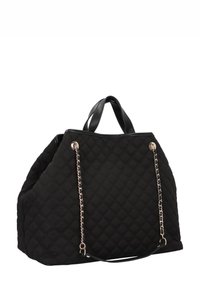 Czarna pikowana torebka o wyraźnym kątowym kształcie, z dwoma uchwytami ozdobionymi łańcuszkami i fakturowaną powierzchnią materiału.
