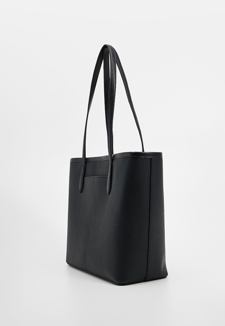 Zwarte leren schoudertas met een gladde textuur, twee lange handvatten en een rechthoekige vorm. Geen zichtbare hardware of patronen.